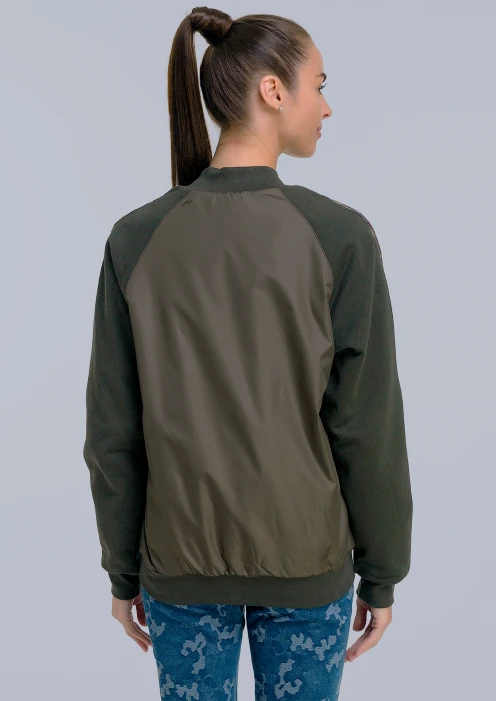 Купить куртка-бомбер женская «ар» зеленая в Москве с доставкой по РФ - изображение 2