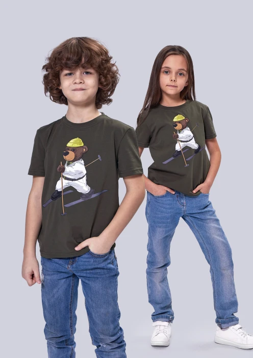 Купить футболка детская «медведь-лыжник» хаки в интернет-магазине ArmRus по выгодной цене. - изображение 1