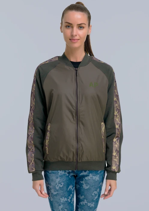 Купить куртка-бомбер женская «ар» зеленая в Москве с доставкой по РФ - изображение 1
